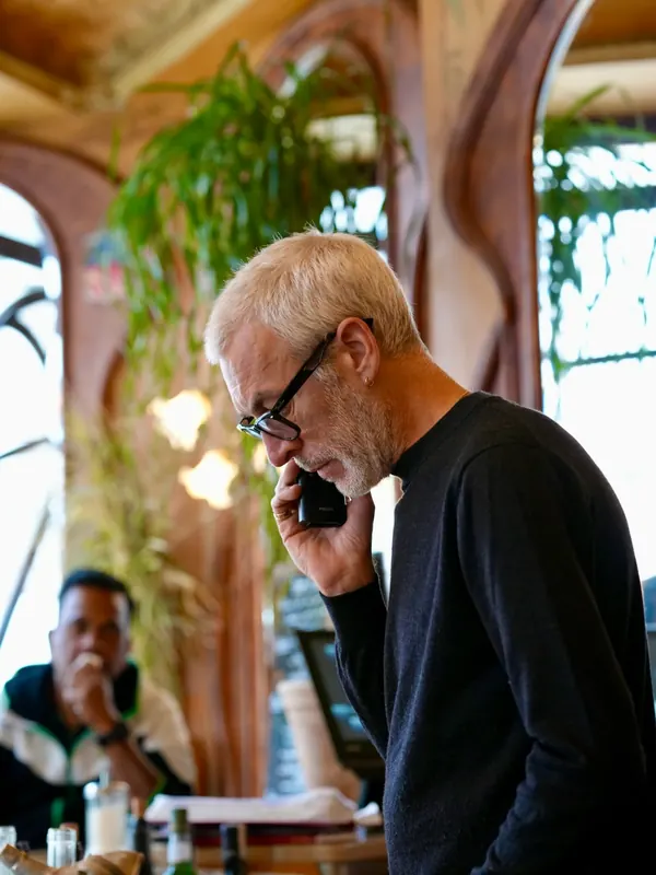 Au comptoir, Le téléphone sonne