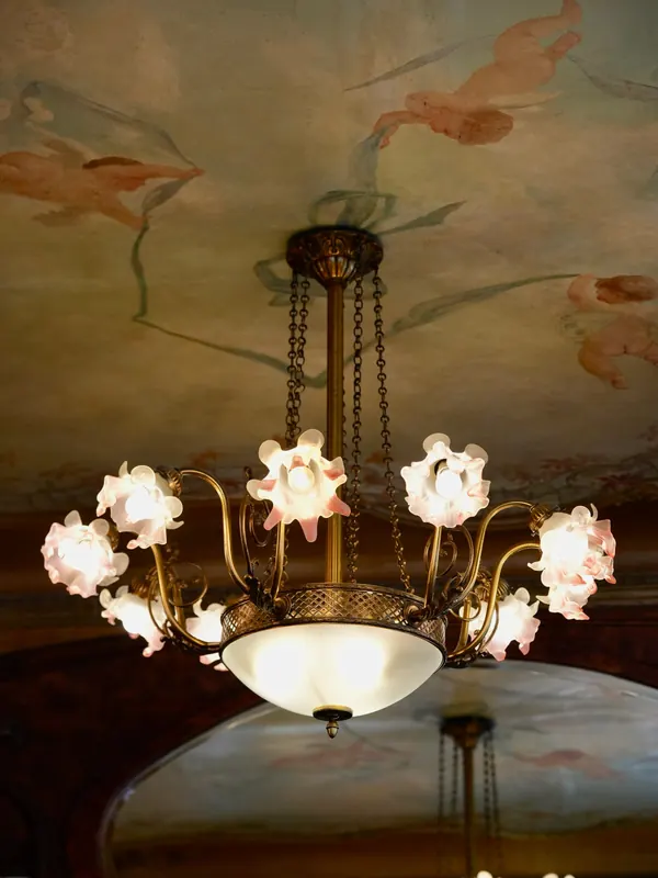 Le lustre, Tulipes de verre rose, plafond peint