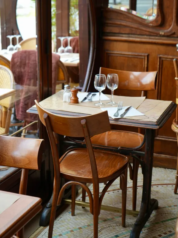Une table pour deux, Marbre, bois courbé, mosaïque